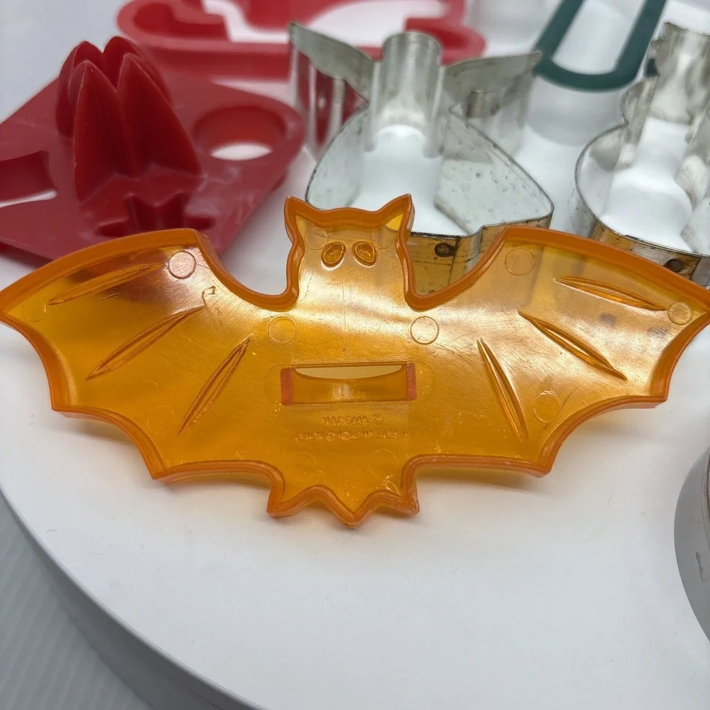 Mixed Lot of 9 Cookie Cutters 5 Metal‎ 4 Plastic Holiday Bat Angel Sleigh Bell